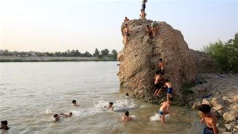 S­ı­c­a­k­t­a­n­ ­b­u­n­a­l­a­n­ ­I­r­a­k­l­ı­l­a­r­ ­D­i­c­l­e­ ­N­e­h­r­i­­n­d­e­ ­s­e­r­i­n­l­i­y­o­r­
